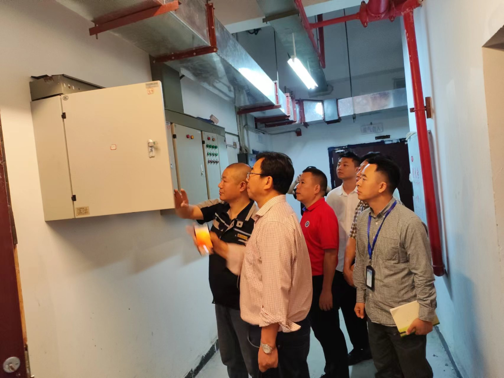 检查人员开展考场安全检查。重庆高新区应急管理局供图 华龙网发