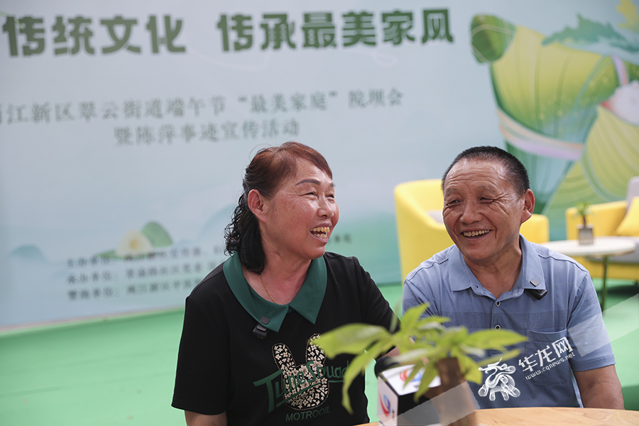 陈萍（左）讲述了她从“儿媳”到“女儿”的感人故事。华龙网首席记者 李文科 摄
