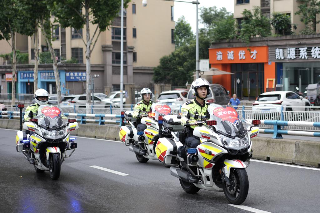 爱心护考队随时待命为考生服务。 警方供图