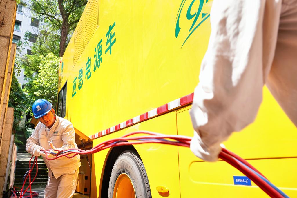 国网万州供电公司员工在梁平中学布置高考应急发电车。通讯员 黄凌霜 摄