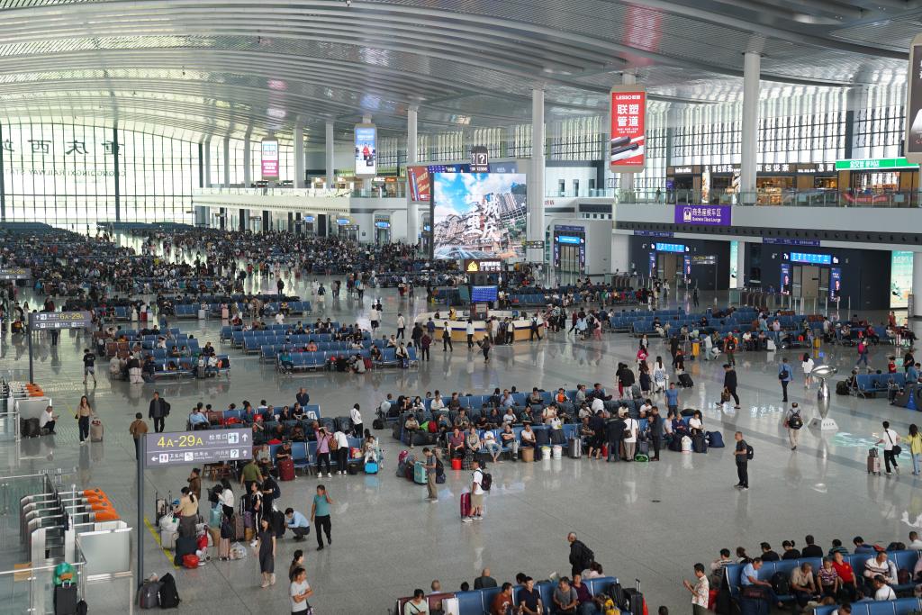 6月6日，重庆西站候车室内出行旅客较日常明显增加。通讯员 魏伟 摄