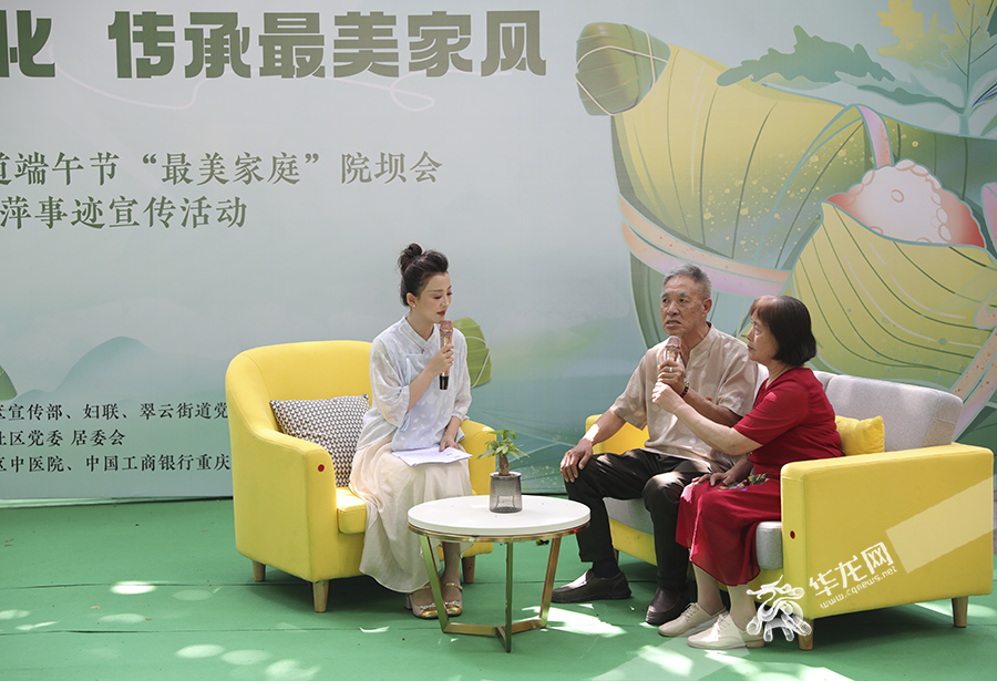 吕廷高（中）讲述了自己身患疾病却热心公益的感人故事。华龙网首席记者 李文科 摄