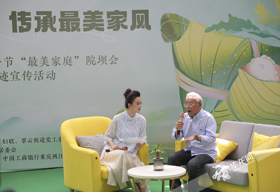 莫庭的父亲讲述了儿子苦学绘画，成为一名原画设计师的故事。华龙网首席记者 李文科 摄