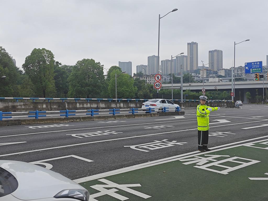 沙区警方建议送考、自驾车辆尽量错峰避堵出行，并自觉服从指挥。 警方供图