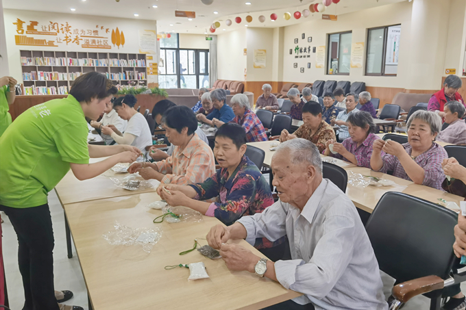 在老师指导下，居民现场学习手工香囊制作。大竹林街道供图 华龙网发