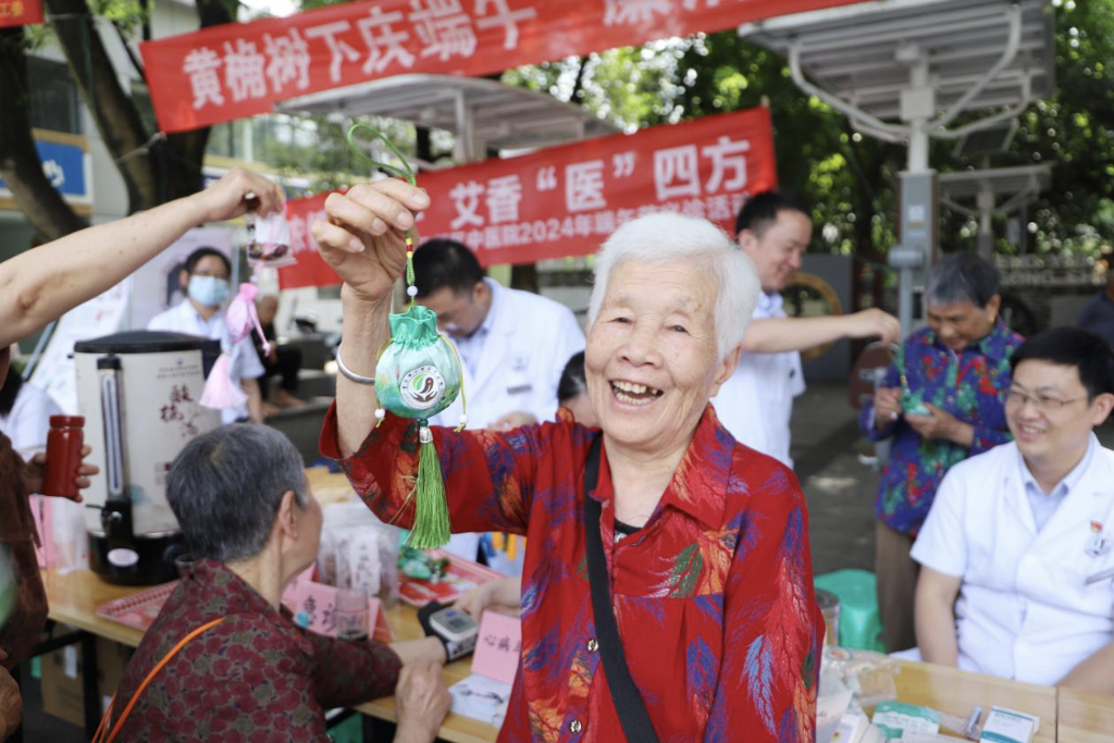 领到艾草香囊的婆婆很开心。医院供图