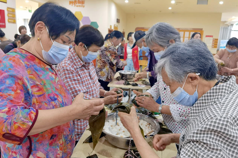 6月6日，重庆两江新区大竹林街道水竹苑社区为社区群众开展了一场丰富的端午节活动。大竹林街道供图 华龙网发