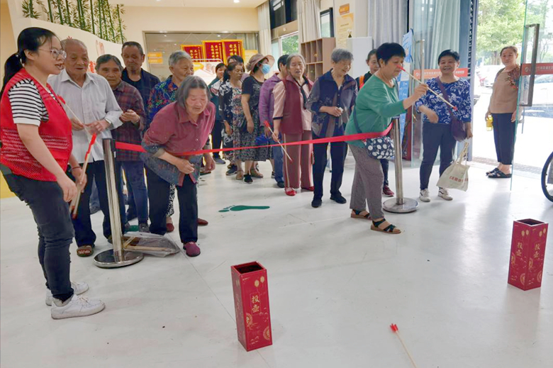 当天，投壶活动率先开展，吸引众多居民热情参与。大竹林街道供图 华龙网发