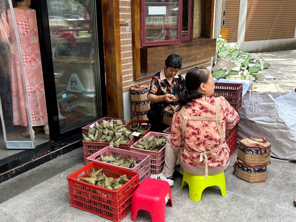 一家手工粽店，店员正忙着打包。记者 邱小雅 摄