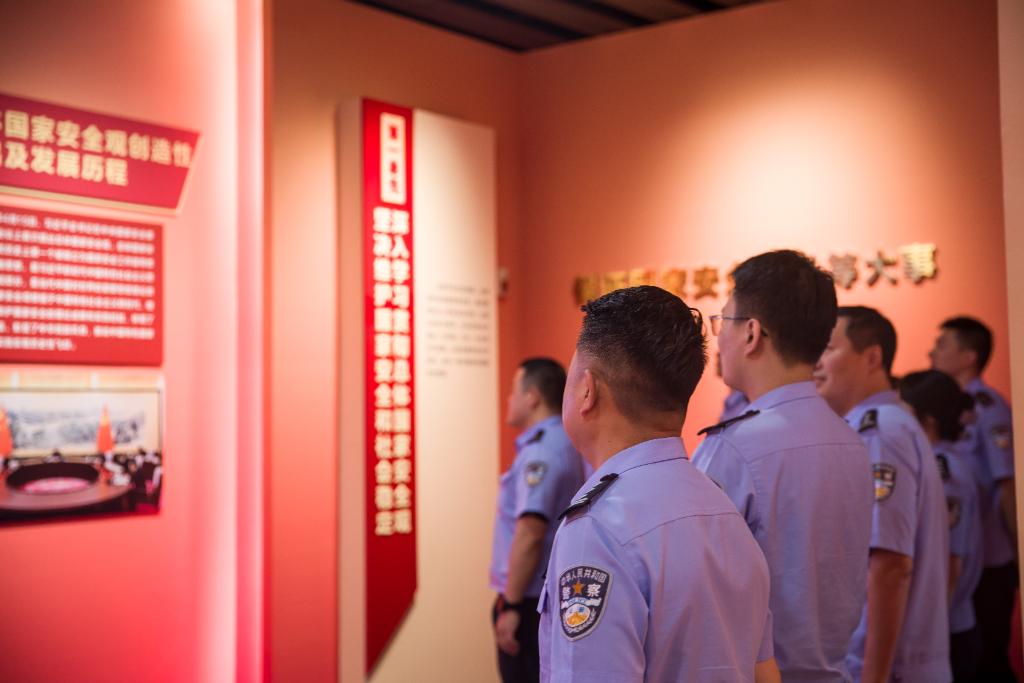 民警参观展览。重庆市公安局机场分局供图 华龙网发