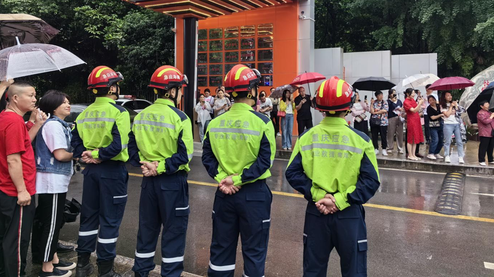 应急救援队员在考点值守。南岸区应急管理局供图 华龙网发