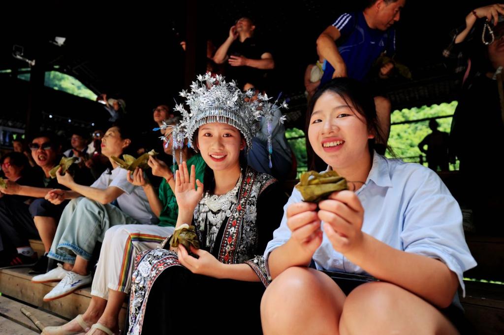 游客身着传统服饰在景区观赏演出。恩施地心谷景区供图 华龙网发