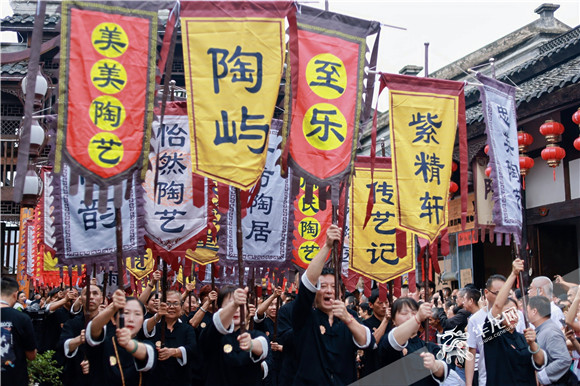 陶宝古街窑王巡游活动。华龙网记者 曹建 摄