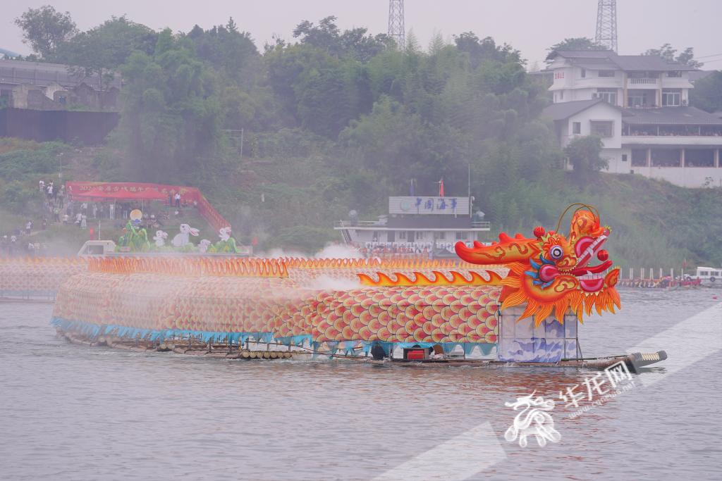 “神龙揽胜”游江表演。华龙网 董静 摄