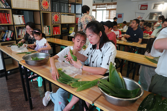 居民正在包粽子  龙溪街道办事处供图  华龙网发