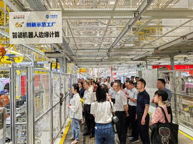 学员们走进赛力斯汽车智慧工厂。通讯员 王兵 摄