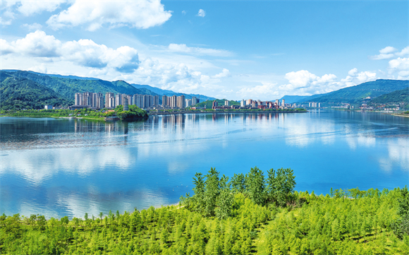 The Hanfeng Lake is a vast expanse of sapphire blue in summer. (Photographed by Chen Yongsong)