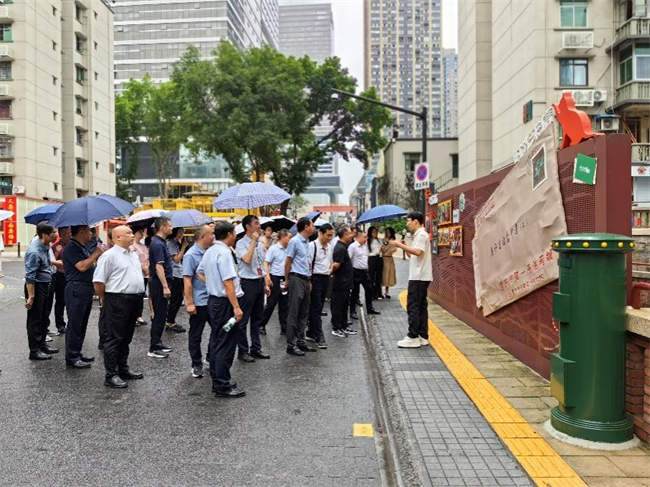 学员在九龙坡区谢家湾街道民主村社区参观。通讯员 王兵 摄