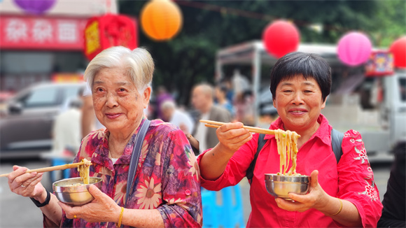 老人在幸福食堂就餐。几江街道供图