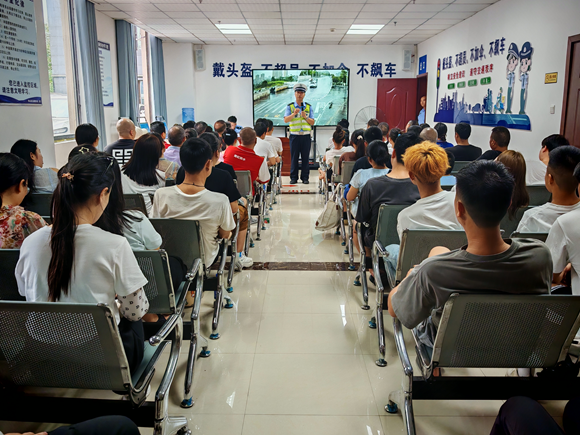 杨帆 摄"我认为现场查处和集中学习很有效果,能让我们违法驾驶人员长