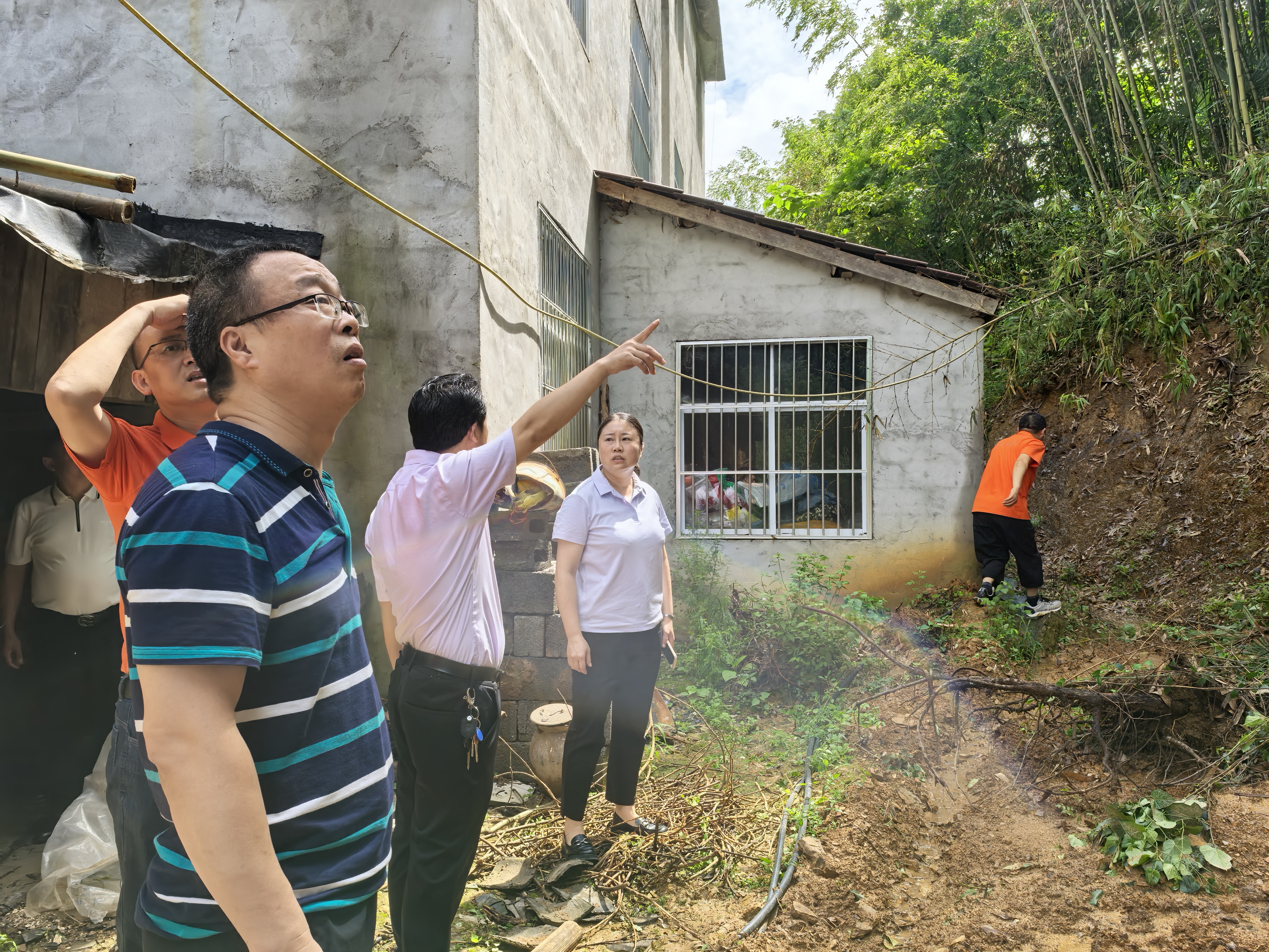 巫溪县规划自然资源局相关负责人雨前开展巡查工作。受访者供图