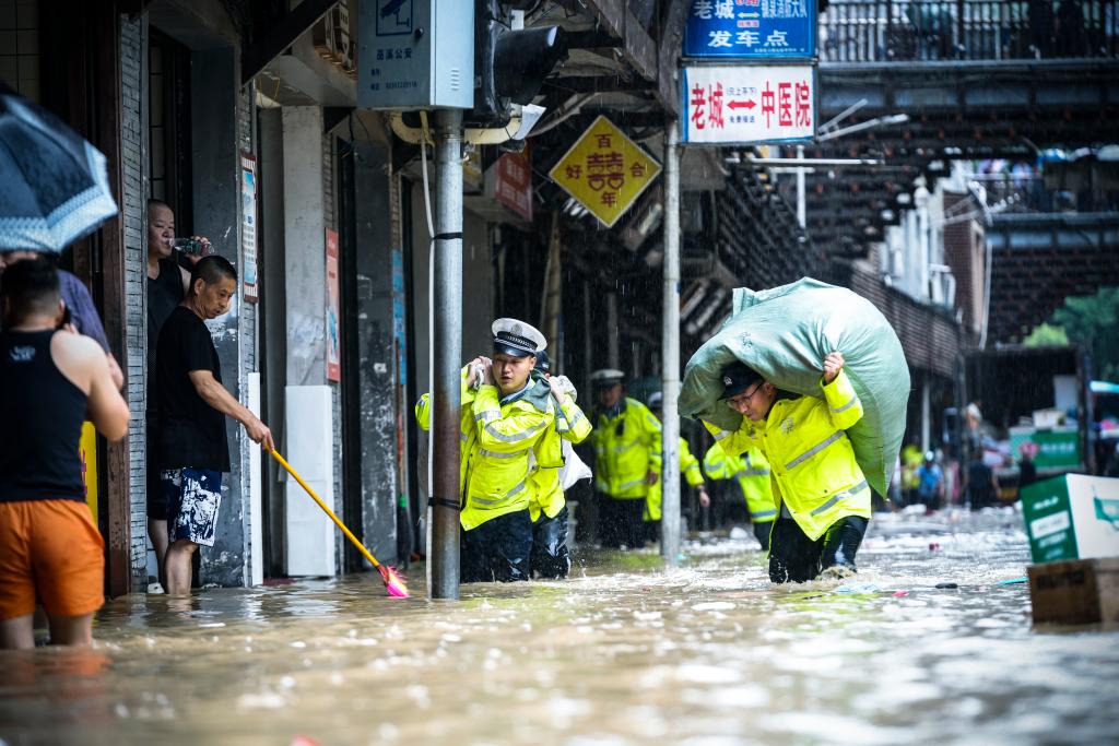 巫溪警方全力抢险救灾护民安。 警方供图