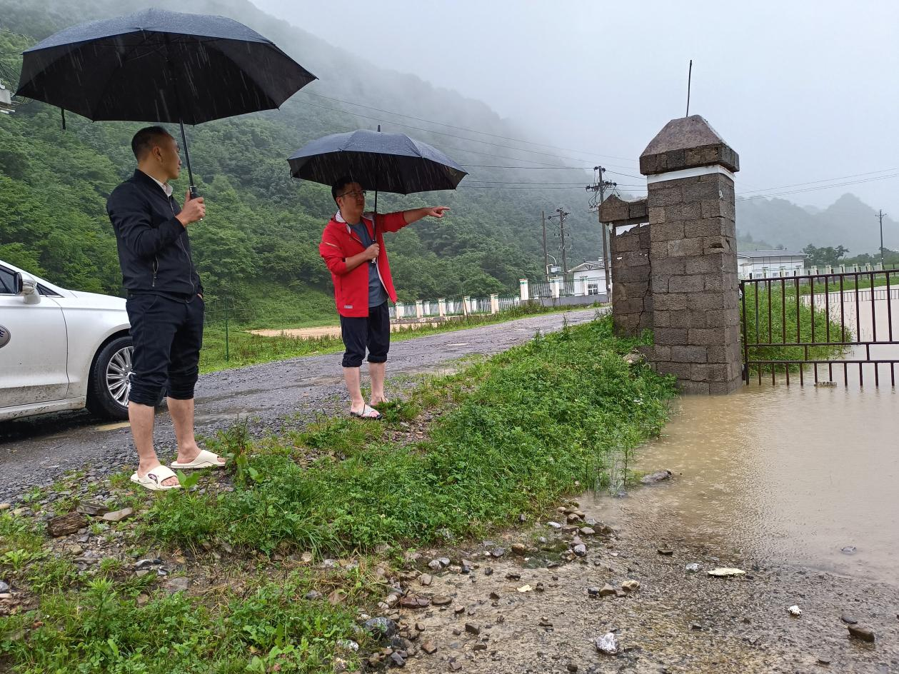 巫溪县文旅委负责人赴红池坝景区巡查。巫溪县文旅委供图