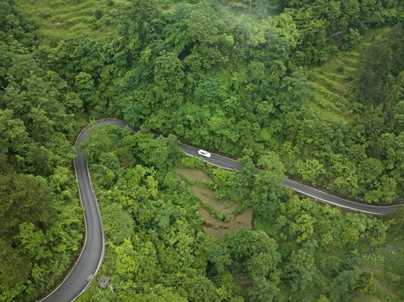 汽车行驶在乡村路上。通讯员 赵勇 摄