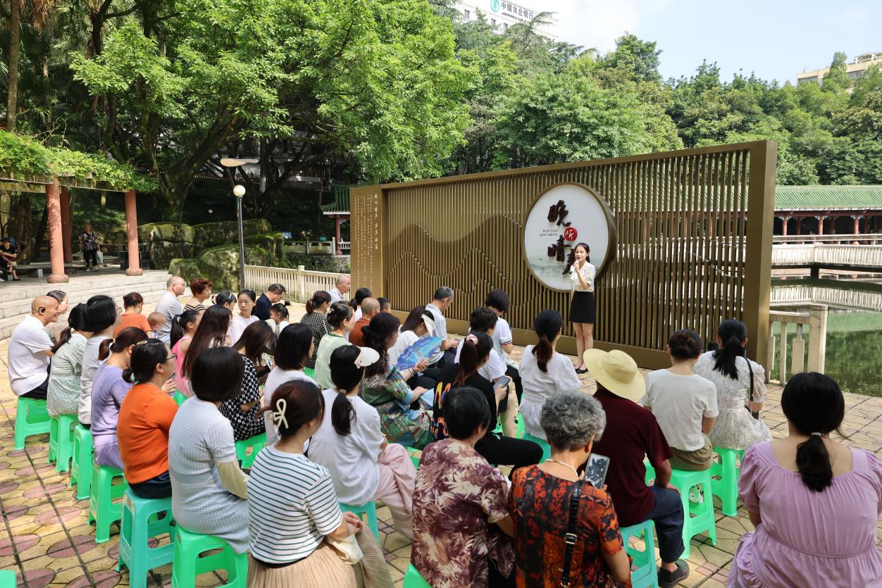 7月12日，渝北区“理论麻辣烫”微宣讲在在两路街道晚晴园热闹开讲。两路街道供图 华龙网发