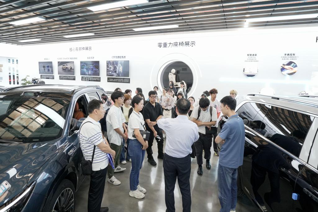 重庆市日本友城青少年代表团参观赛力斯凤凰智慧工厂。华龙网记者 李一鸣 实习生 邓榆川 摄
