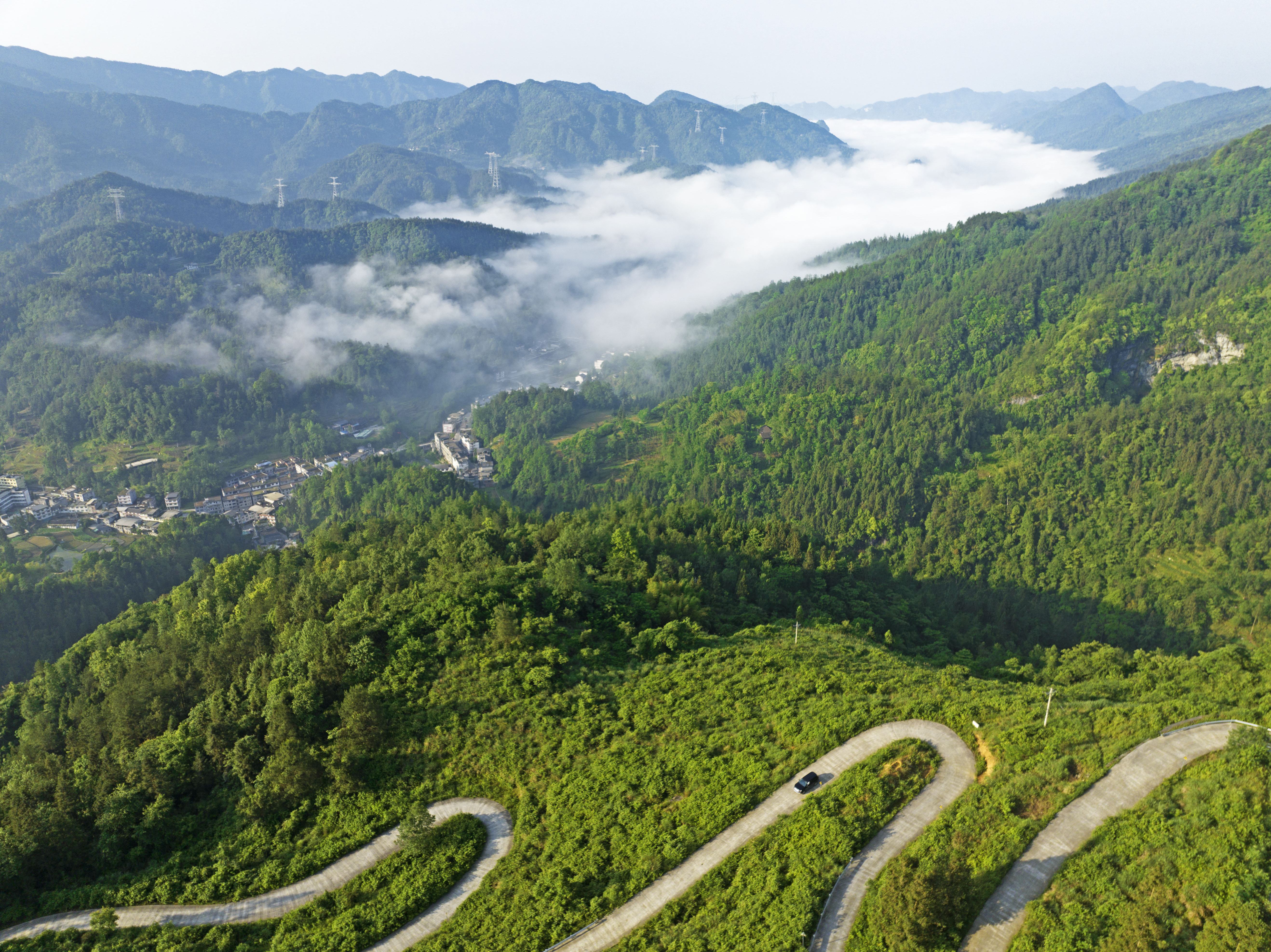 通向乡村的致富路。通讯员 赵勇 摄