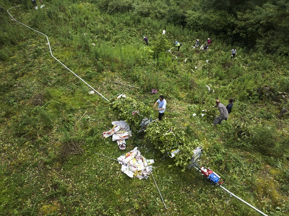 村民用山地小火车运送花椒。通讯员 赵勇 摄