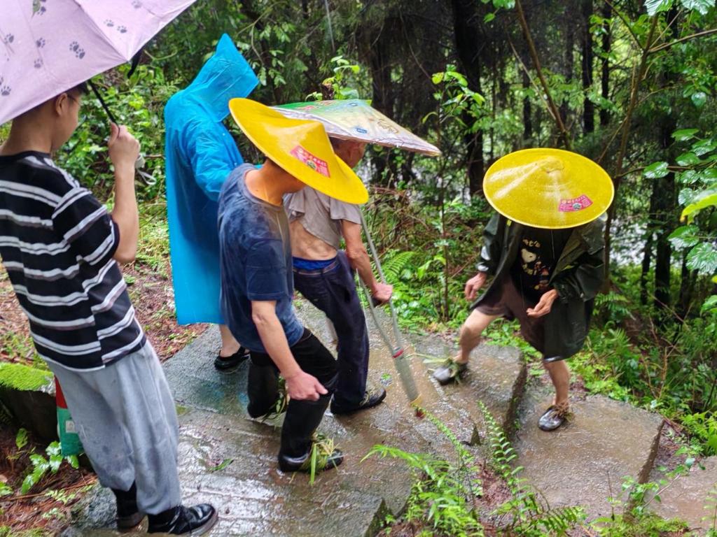 03 云阳预警 平安镇组织当地居民及时转移到安全地带。平安镇政府供图