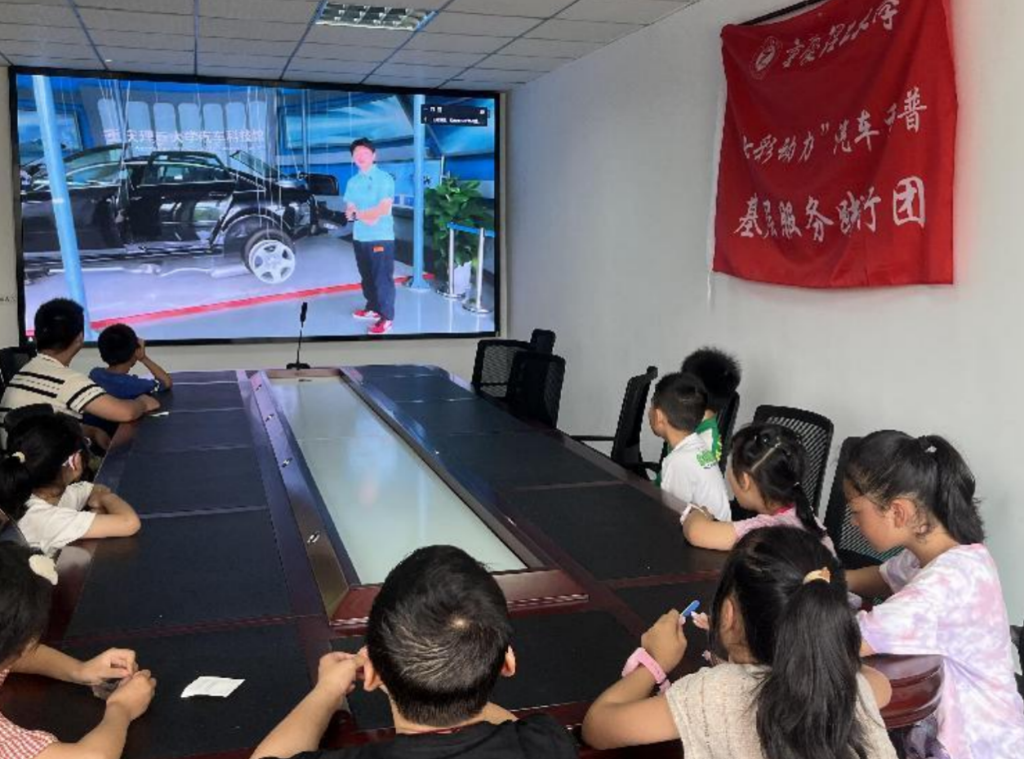 Children visiting the Museum of Automobile Science and Technology in the online class (Photo provided by the interviewee)