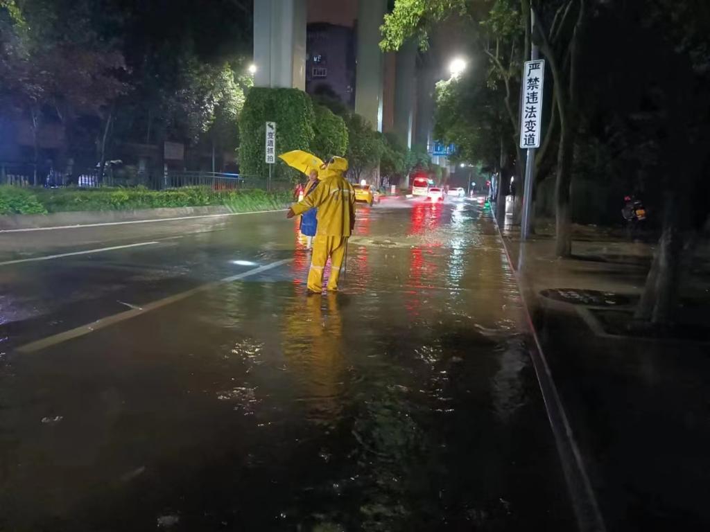 渝北区排水工人正在排水防涝。渝北区住房城乡建委供图