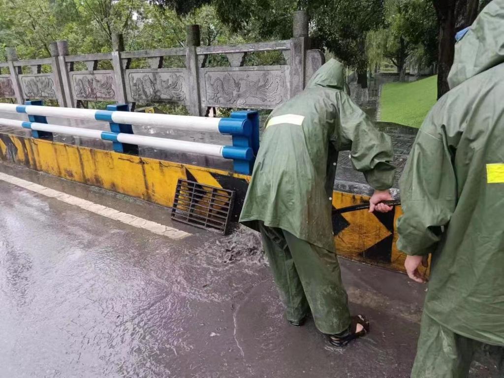 排水工人正在巫溪县前进桥头对雨篦子进行疏通。巫溪县住房城乡建委供图