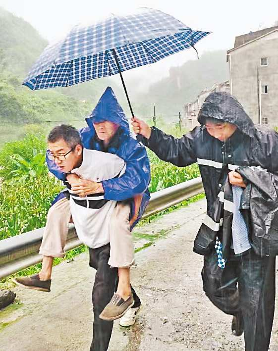 Government officials were evacuating villagers near a landslide site in Wulong Township, Wuxi County on July 11. (Photographed by Wu Dan / Visual Chongqing)