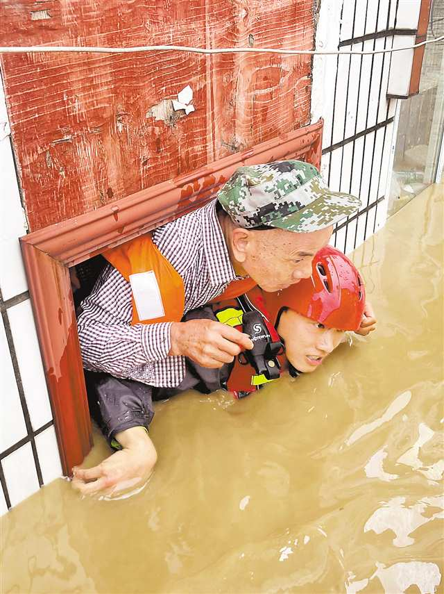 Rescue workers were rescuing trapped residents in Yuntai Town, Changshou District on July 11. (Photographed by Li Hui, Liao Tao, and Zhang Haoyang / Visual Chongqing)