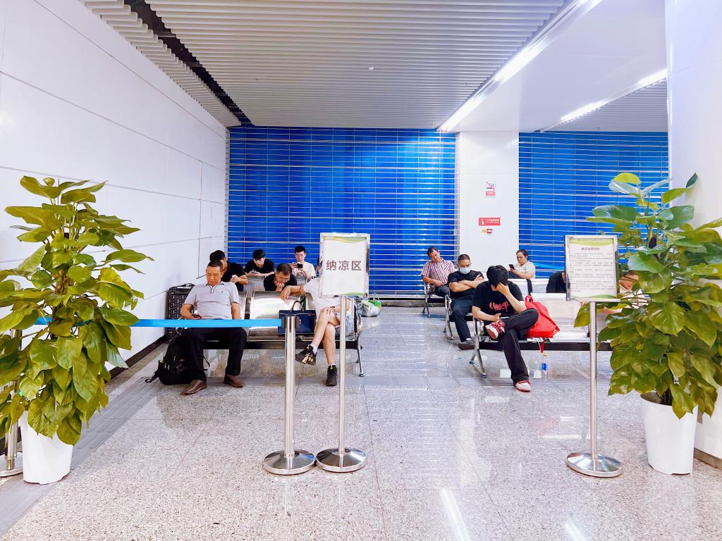 3号线重庆北站南广场站设置的纳凉区供市民纳凉。重庆轨道集团供图
