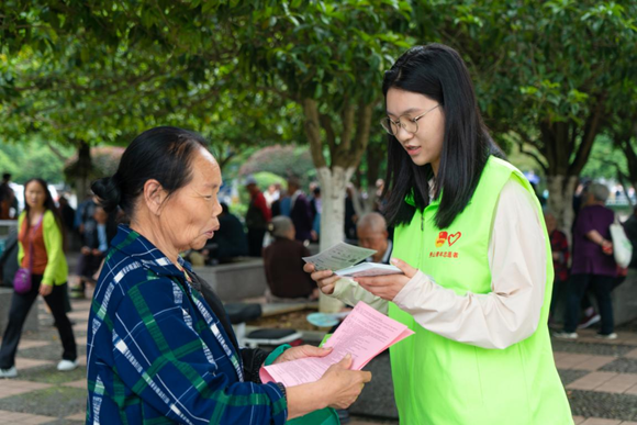 志愿者向市民讲解垃圾分类知识。秀山县委宣传部供图 华龙网发