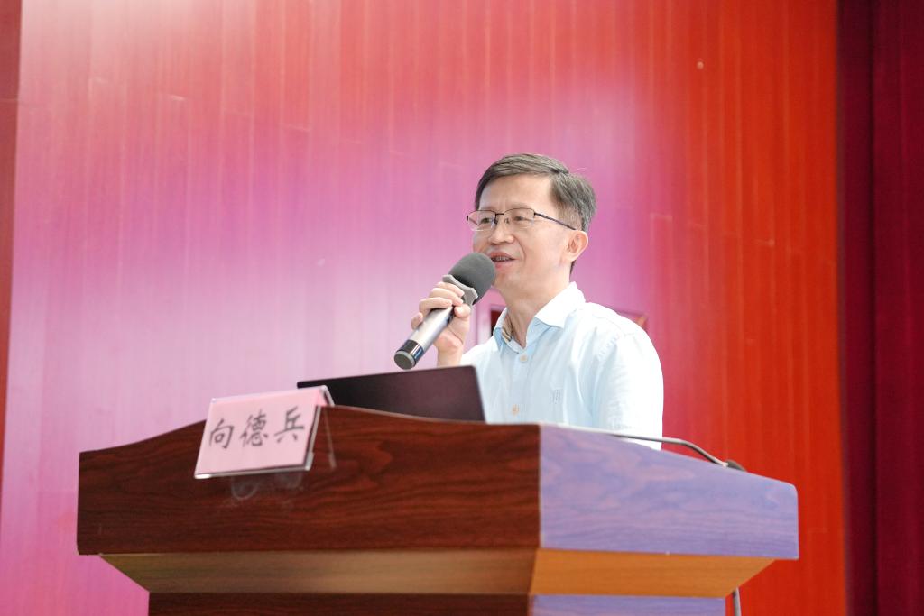 党委委员、副院长向德兵授课