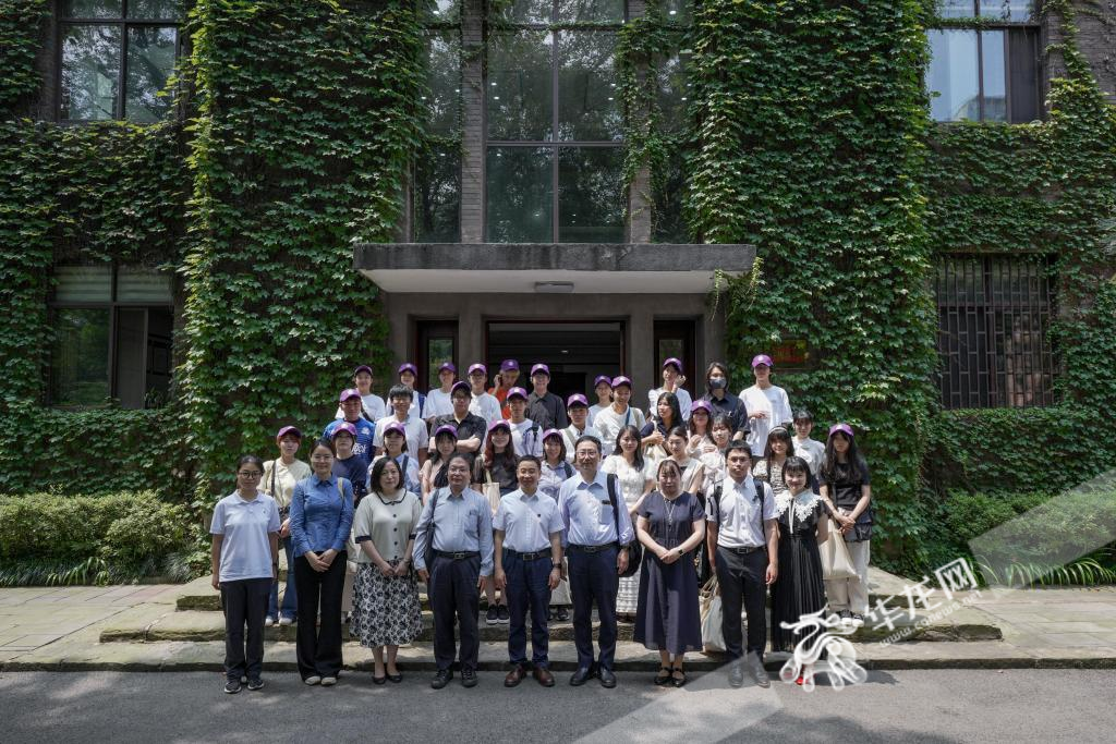 The youth delegation from Chongqing’s sister cities in Japan and the teachers and students from Chongqing Nankai Middle School posing for a group photo.