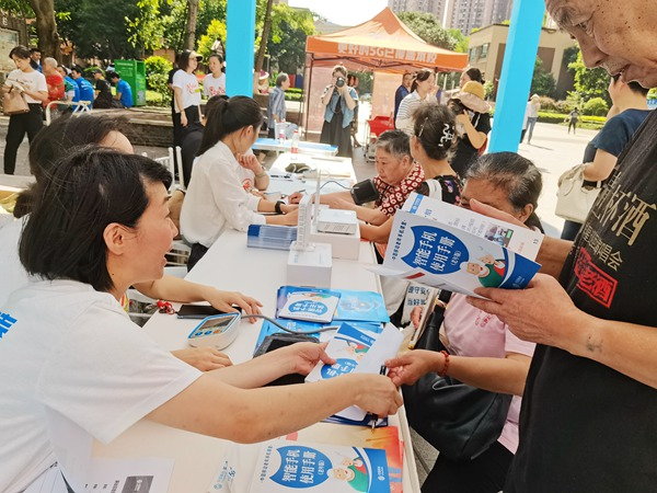 重庆移动“适老中国行”智慧助老课堂讲解现场。重庆移动供图 华龙网发