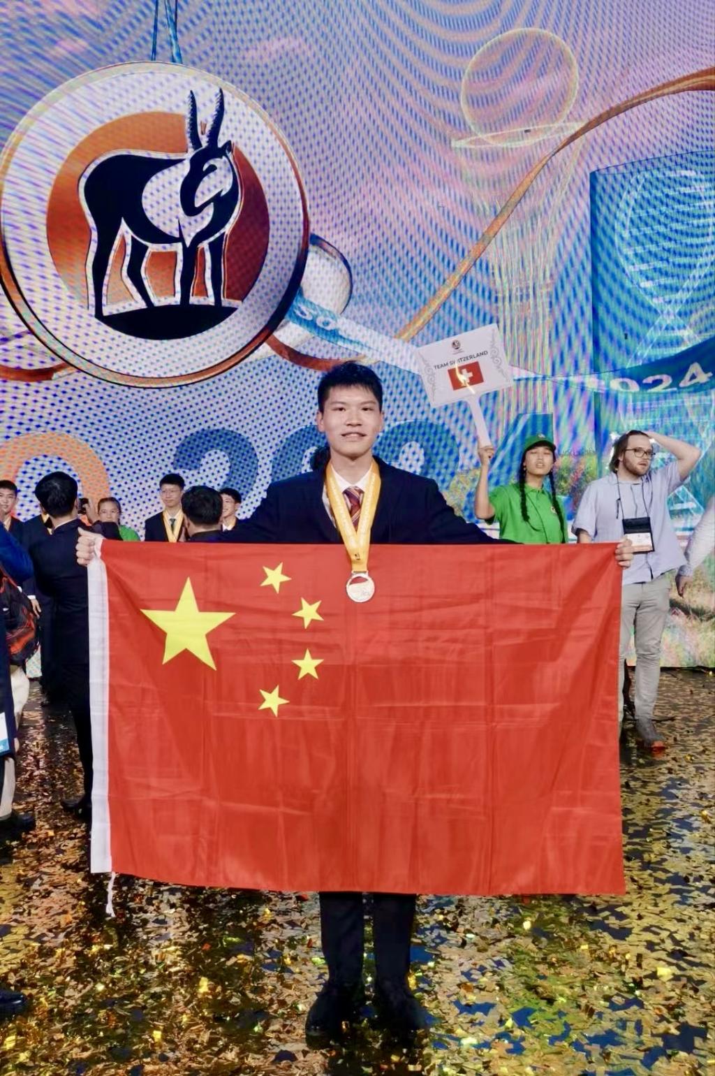 Shui Guoxuan, a student from Chongqing Bashu Secondary School, claiming gold at the International Biology Olympiad (Source: Online screenshot)