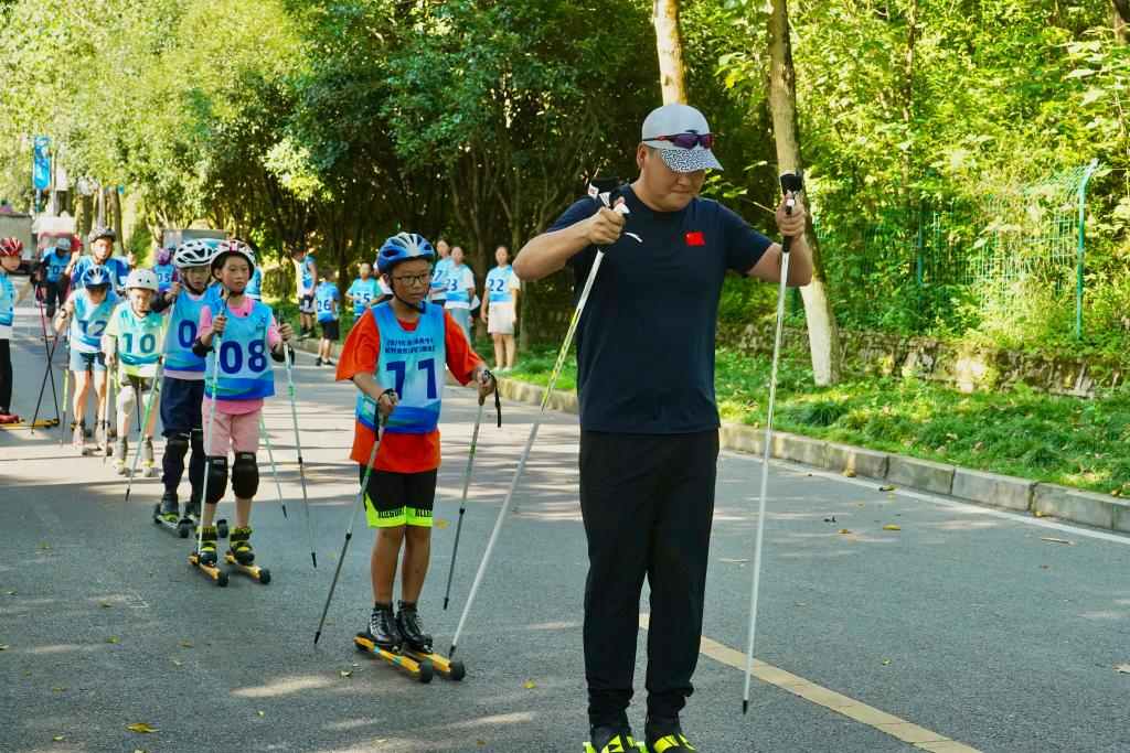 Children training with the guidance of a coach (Photo provided by Chongqing Winter Sports Management Center)