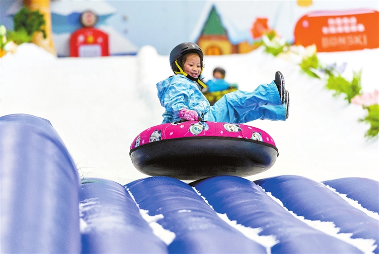 A child playing with a snow tube at CHONGQING BONSKI in Shapingba (Photographed by Sun Kaifang)