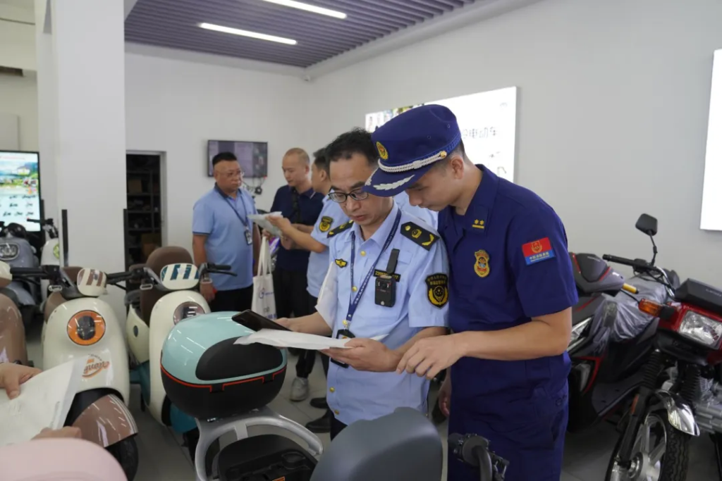 消防执法人员开展执法检查现场。重庆市消防救援局供图 华龙网发