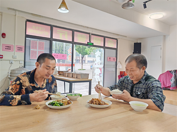 居民就餐时脸上洋溢着幸福的笑容。圣泉街道供图