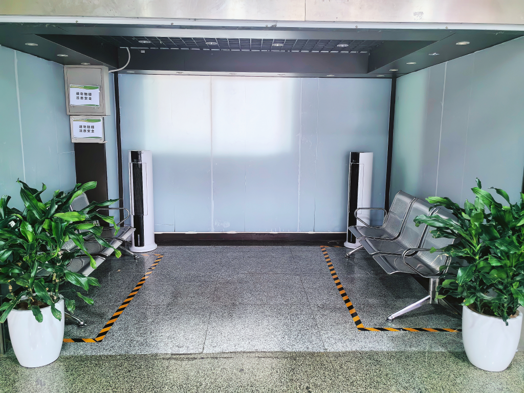 Additional seats have been provided in the paid area on the sixth floor of CRT Liziba Station to allow passengers to sit down and rest. (Photo provided by Chongqing Rail Transit Group)