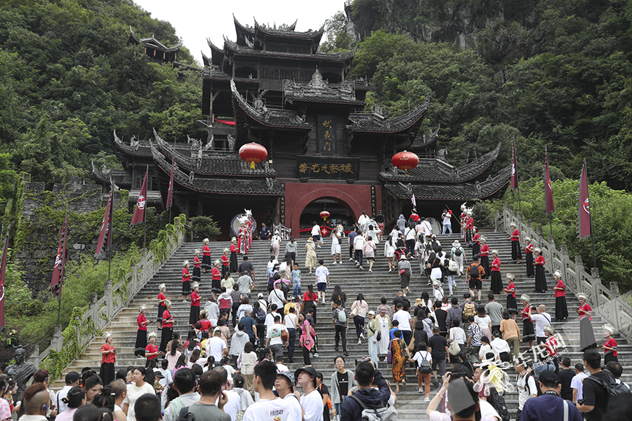 蚩尤九黎城游人如织。